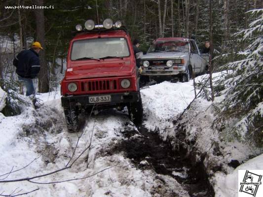 suitsa vetää koko 40hv teholla datsunia perässäään,
joo, ei nuo vakio lavurit oikeen sovellu oikeeseen metsäajoon.
Avainsanat: suzuki sj 410 off-road