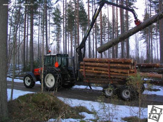 Valmet 665 ja hakki
Tossa viel vinkkinä näkyy moottorisahan kuljetusteline etukourmaajan kiinnitys paikkaan kiinnitettynä, pitää joskus ottaa parempi kuva siitä
Avainsanat: 665