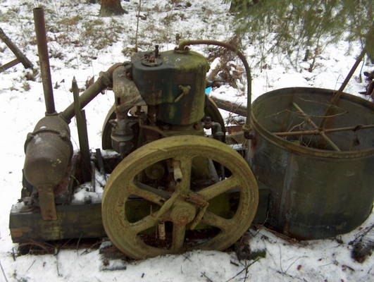 Wickström 10-12hv vm1930
Tuollanen Umpipää Wickström löytyi kuusen alta..... 
Avainsanat: maamoottori Wickström moottori