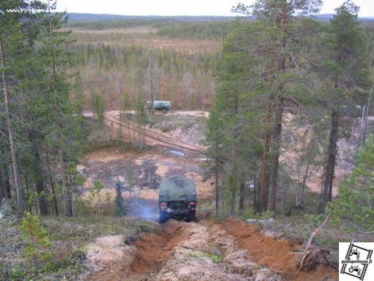 Masi laskeutuu mäkeä
Ei ees kuvassa näytä jyrkälle, mutta kopissa oli tunnelmaa :D
Avainsanat: Masi maasto intti