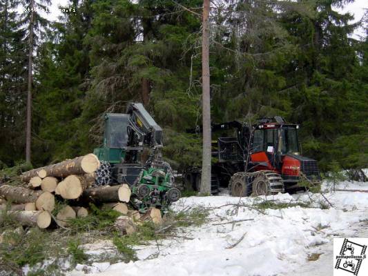 Valmet ja logman
siinä minä ajelen valmetilla ja isä logmannilla
Avainsanat: metsäkoneet