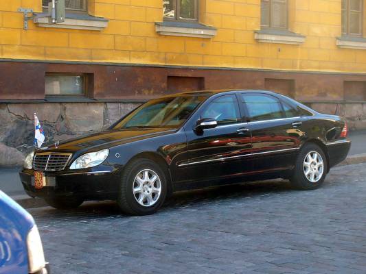 Tasavallan presidentin virka-auto
panssaroitu
Mercedes-Benz S 600 L Guard

Avainsanat: mercedes-benz s presidentti valtio tarja halonen