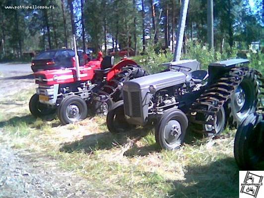 mf 135 ja harmi
urakka koneet oottamassa kiltisti rivissä töihin pääsyä! :)
Avainsanat: massey ferguson 135