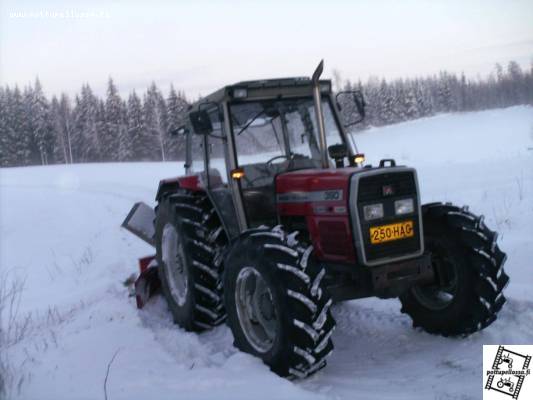 MF 390T & ala-talkkari
välillä vähän rauhallisempia lumitöitä.. 
Avainsanat: verkussonni