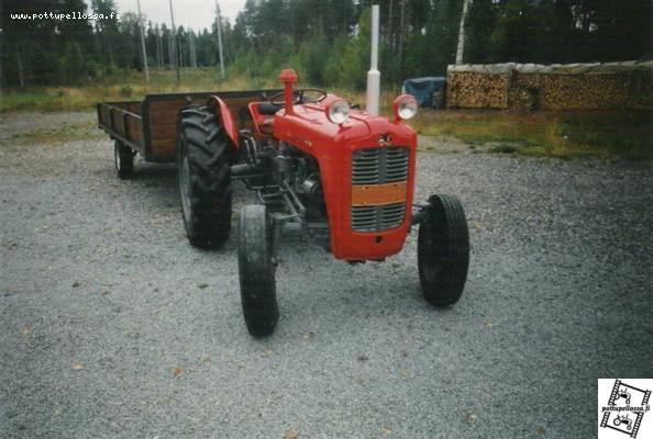 Massey Ferguson 35
Isän entinen pihakone, tehtiin koneremppa ja maalattiin, tehtiin kärry perään, Esko 225 linkoa pyöritettiin talvella.
