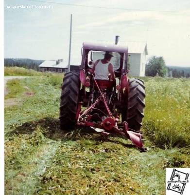 mf 65 ja wärtsilä
Heinänniittoa v. 1974. Koneena hyviä  ja vähemmän hyviä päiviä nähnyt massikka. Oli vuoteen -85 meillä ja on sittemmin vaikuttanut jossain päin Sotkamoa?
Avainsanat: mf 65, wärtsilä