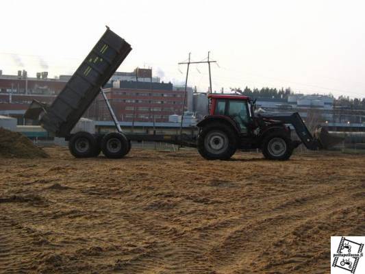 valtra n121 advance ja tuhti m160d
hakkeen ajoa talvella m-realin pakkasvarastolla
Avainsanat: valtra n121