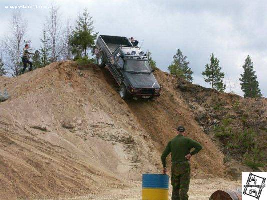 keväällä maasturikoulussa, Kuhmalahdella
tuli käytyä myös tuolla räppäilemässä, Kuhmalahdella siis... 
kävihän se mielessä että entä _jos_ perä lähtee sivulle...
www.deeplakesafari.fi :)
Avainsanat: mitsu l200 offi off road