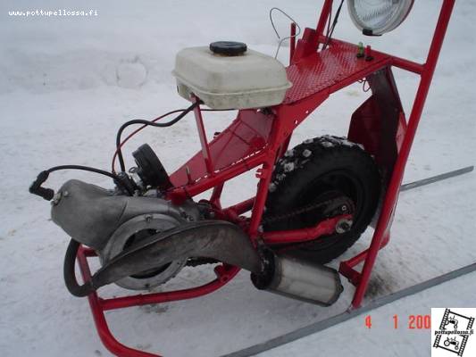 Esla 65
Puch 2-vaihteinen 65cc kone, viilattu bing säätösuuttimella, pv takavanne jossa pulttirengas, pala tigerin runkoa ja tigerin takahaarukasta modifioitu haarukka ja valona perinteinen hella rallye 1000. Huiput 50km/h ja pienillä säätötoimenpiteillä voisi ehkä saada menemään 60km/h, nykyään kelkassa on myös jarrut käytössä.
Avainsanat: esla potkukelkka puch tunturi