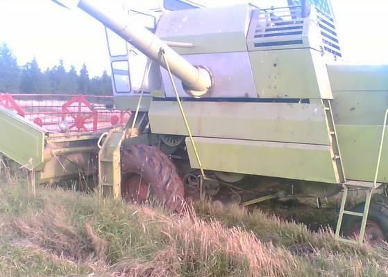 Claas puimassa selänpäässä. Pelto oli pikkusen märkää 

kuva2/2
