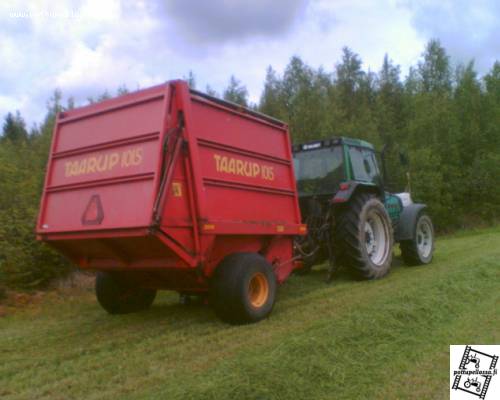 mezzo valmet 6300 ja taarup 1015
rehuntekoa 13.6.2006. Noukinvaunusta vielä sen verran, että kuorman täyttyessä "lisälaidat" nousevat ylös.
Avainsanat: taarup valmet