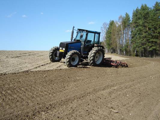 Kylvömuokkausta
Valmet 665 ja Potila S-äes.
Avainsanat: valmet 665 potila