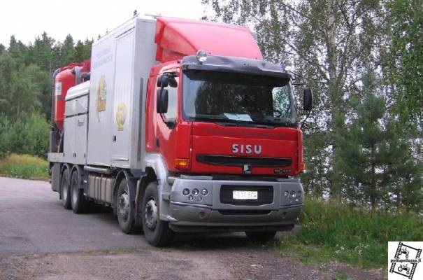 Sisu E11 8x2
Rehulaitosauto. Ex-työpaikan auto kuvattuna ähtärissä, just yöpuulle menossa.
Avainsanat: sisu