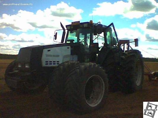 Valtra Valmet 8550
Käytettiin imuvaunun vetoon ja siinä sivus kääntämiseen ja jyrsintään. Varmaan nevan tehokkain kone hieman väärässä käytössä. Vaikka Fiiattimies loppuun asti olenkin olisi valmetti sopinut paremmin kärryn eteen.
