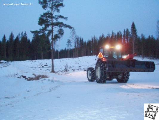 NH ja perälevy
New Hollandi varustettuna Jykevä kolmimetrisellä perälevyllä. Liikkuu lumi ja maa :)!
Avainsanat: New Holland Jykevä