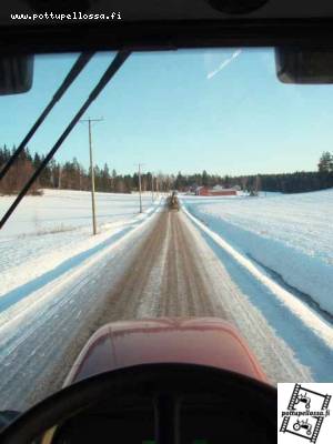 Letka
New Hollandilla päästelin Volvo BM 6300:n perässä semmoset kolmisenkymmentä kilometriä... Oli herkkua :).
Avainsanat: volvo new holland letka