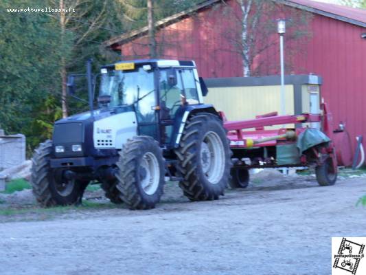 Valmet 8100+JF 2.8m
Niittämään lähössä
