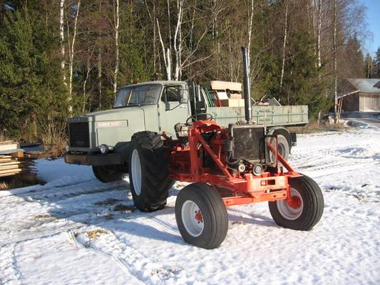 Nuffi ja Sisu
Nuffi 4/65 -70 BMC 5.7L kutoskoneella ja Karhu-Sisu -80
