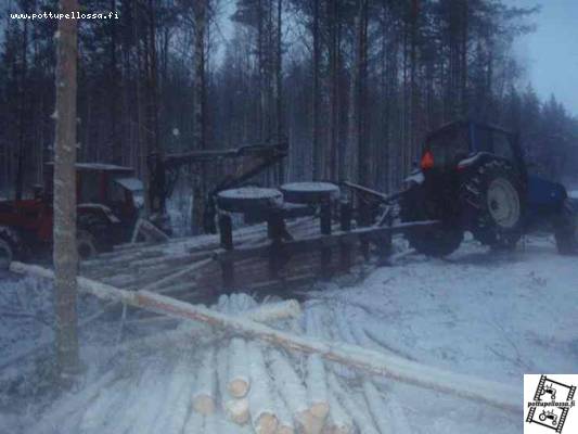 kaatu mettä kärry
veturina vallu 8350 ja kuormaajana hakki 36h ja kärrynä itse tehty malli..
Avainsanat: 8350 nurin