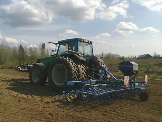 Valtra 8050IC ja köckerlin Grasmaster 6m
Nurmenperustaminen menossa.
