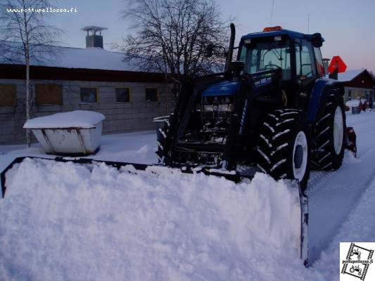 8560nyysky
1800 ismessä roikkuu rekon nelimetrinen levy ja takana lepän2,5m linko varustettuna hammasterällä
Avainsanat: 8560