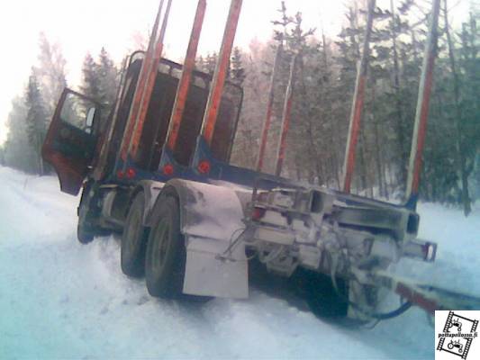 Volvo FH16
Ojaan män että tupsahti kun oli tyhjän päälle aurattu ja tuli toinen pölliauto vastaan
Avainsanat: volvo fh närkö