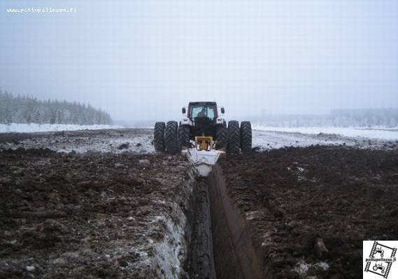 valtra ja suokoneen ojajyrsin
Homma jatkuu,keli mitä parhain...
