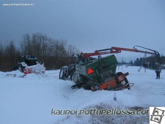 Valtra T170, Amazone ja Patu 915
Kalkkivaunu ojassa.
