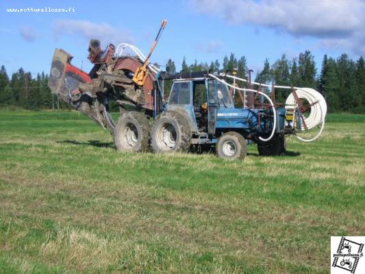 Ukko-Mara, Ford 7600
Eiku, eiku, eiku se oliki 7600, kun tarkistin sen täysimittaisesta kuvasta
