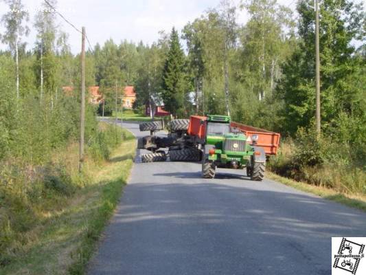 Valmetti kyljellään
Papparaiselta karkas valmetti ojaan ja sieltä kyljelleen tielle.
