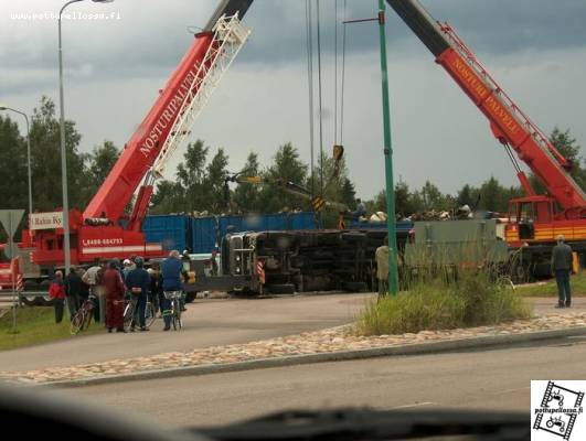 Kaato
Romuauto kaatu liikenneympyrässä
Avainsanat: kaato ympyrä