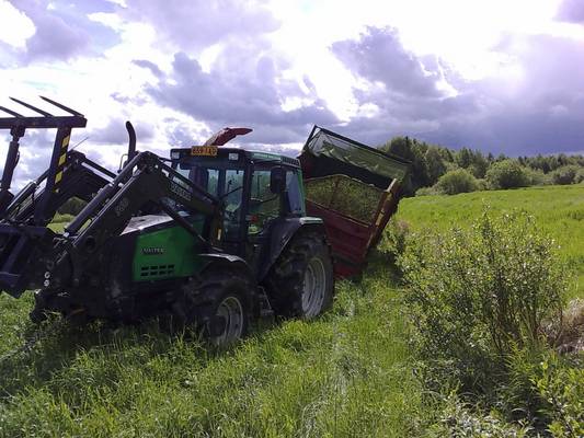 rehuntekoa
ensimmäisen rehuntekoa viime kesänä,toisen rehun teossa uppos vielä syvempään melekeen samalla kohalla mutta toisellareunalla sarkaa,en kehannu enää kuvata otti senverran pattiin
