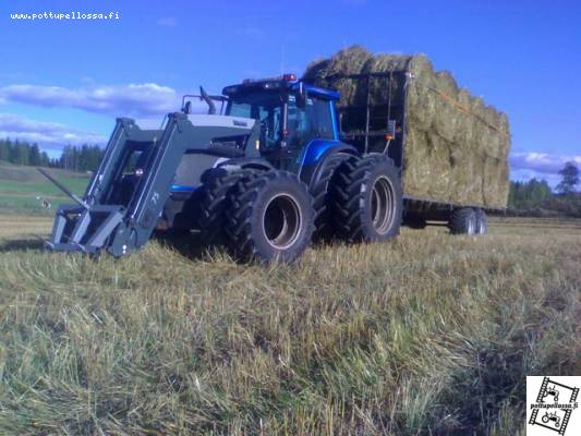 valtra ja kipan kärry
paalikuorma pellolta lähdössä
