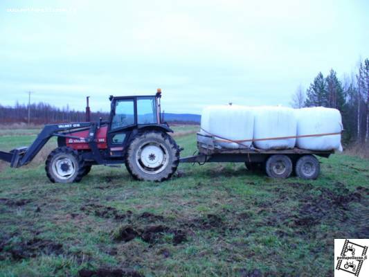 Valmet 665 ja Tuhti
Paalikuorman haussa
