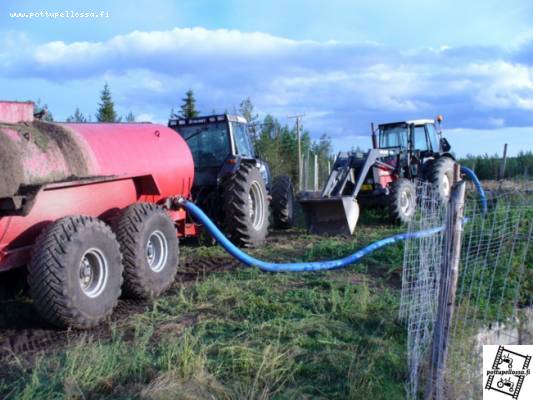 Lietteen ajoa
Valmet 8100+Teko 10m3 & Valmet 665+paskapumppu
