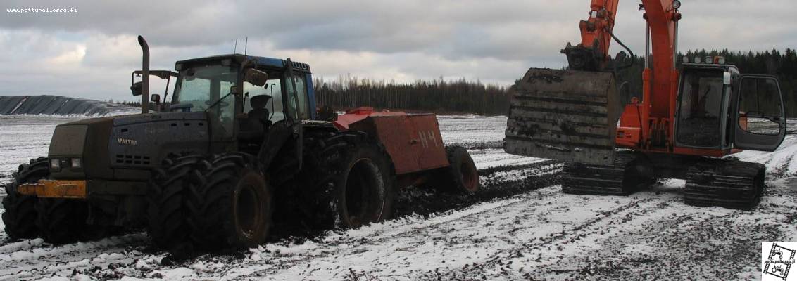 Valtra 8950 ja FK EX165
Hetkeä aikaisemmin Valtra suoritti ohituksen hitaammastaan.
"Olen ehkä hidas, mutta minä sentään liikun" :)
Avainsanat: Valtra 8950 Fiat-Kobelco EX165