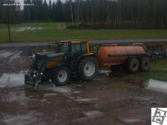 Valtra 6850HiTech -06 Ja lainalietekärry
Sama yhdistelmä eri kulmasta
Avainsanat: Valtra 6850