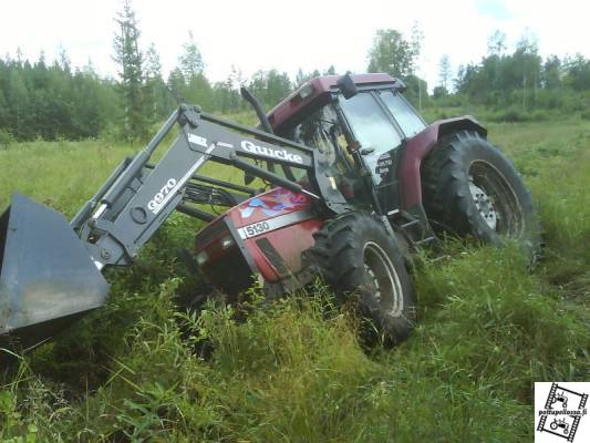 Case 5130 ja tempo
Kesantoa niittämässä. Pikkasen rupes painumaan, kun yritin ottaa takas niin perä imas samointein ojaan.
Lähti kuitenkin helposti, vasempaan nostovarteen ketjulla T191 kiinni, niin johan nousi.
