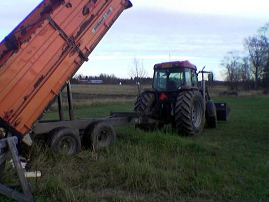 on lokoisaa kipata polttopuita talven varalle kun CASE:ssa 600/65:38 taka kinkut
junkkari 120
Avainsanat: case