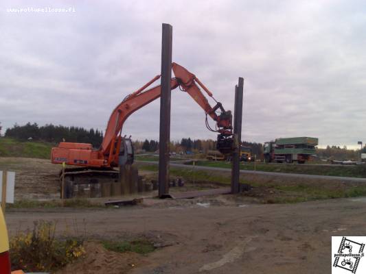 Pontitusvarustus FH 255
Oli ponttia lyömässä, kuulemma tos työmaalla yli 2000 9m ponttia joutuu laittamaan. 1 hiabirekka kokoaja ajo ponttia koneelle.
