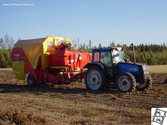 Perunan nosto 2006
Valmet 6300 ja Grimme se 75-30
Avainsanat: Peerunan nosto