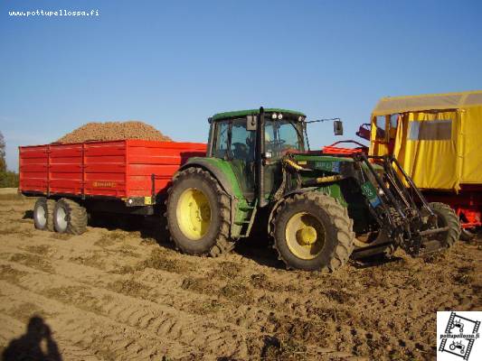 Peunan nosto 2006
Tärkkelysperuna kuarma. John Deere 6620 ja Junkkari 160. Yhyristelmällä painoa n.25000 kiloo
Avainsanat: Perunan nosto