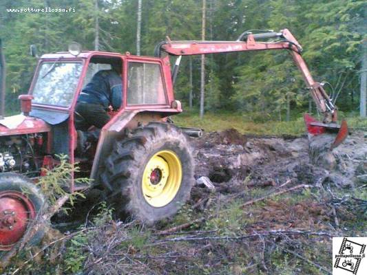 valmet 361 turbo ja patruuna !
metsä ojan kaivuuta patruunalla ja kyllä tuli ojaa hyvästi !!
Avainsanat: metsäoja