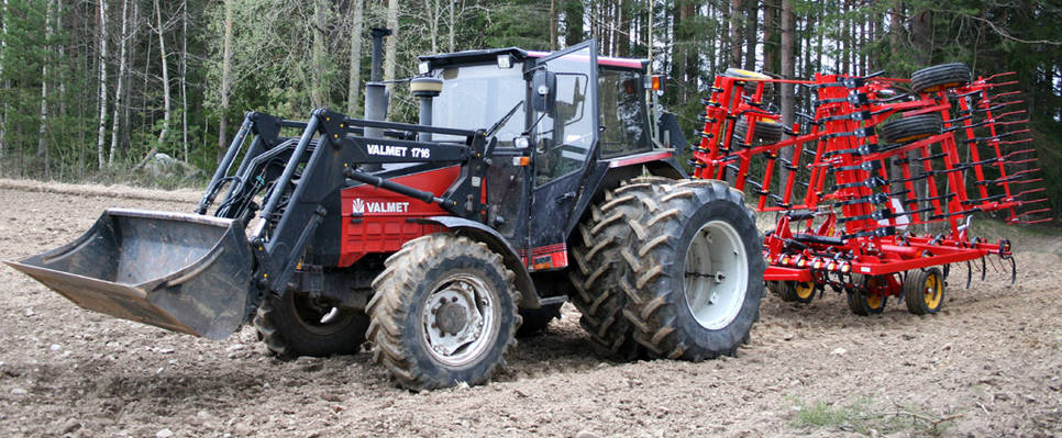 Väderin neitsytmatka.
Valmet 805 - Väderstad NZ Aggressive 600
http://www.dy.fi/m4v
