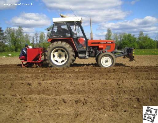 Zetor Ja Esko
Esko panee pottua maahan
Avainsanat: Zetor Esko