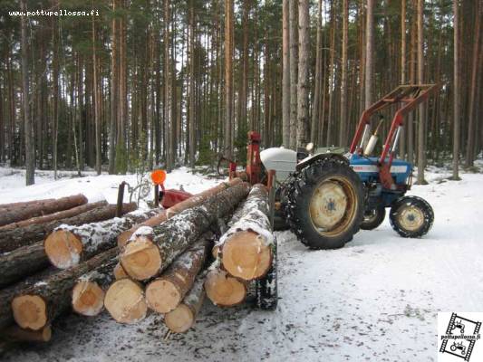 Tukkeja keräämässä
Ford 4000 -65, Quicke Plus EK, Peltosalmen konepajan tukkivinssi. Meikäläisen urakkavekotin. Puut rahtisahalla rakennustavaraksi. 
Avainsanat: Ford 4000 -65 Quicke Plus EK, peltosalmen konepaja