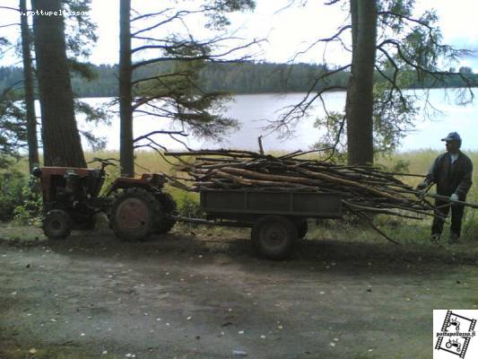 Urakkamasiina rankakuormalla
Hakotrac 70-luvulta, 1-mukinen muistaakseni 600-700cc diesel, tyhmäkin ymmärtää lempinimen Päkä kun koneella lähdetään liikkeelle isompi pykälä silmässä tai ajetaan maakuormaa ylämäkeen. Kuulovammaisia varten puhaltaa päkätyksen välissä myös komean pilven voimasavua. Huippunopeus ajo-ominaisuuksiin nähden ylimitoitettu :).
