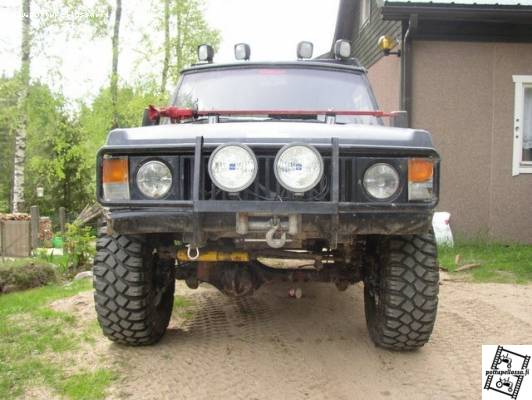 RankeRooveri 3.5L V8
OMEn puslat, HJ60 akselit, takana 100mm jousituksen korotus edessä 50mm.
Warnin K9 vinssi (4000kg) tunkki konepellillä, valoja, keskidiffi hitsattu lukkoon, eli kytkettävissä päälle / pois, eli maantiellä voipi ajella niin että etuperä kokonaan pois käytöstä.
Avainsanat: range rover v8