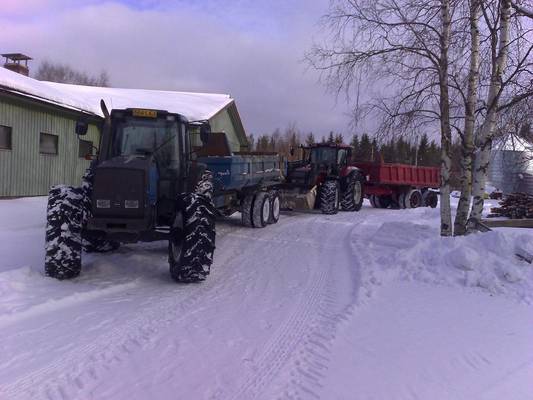 8400 ja sisu. T160 ja scania.
oltiin rompoolin ajosa talavella.
