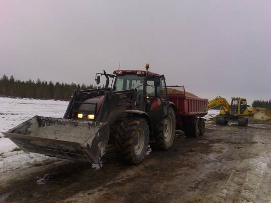 T 160 ja scaniasta tehty kärri. takana lotkottaa yuchain lapio...
ajettiin hietaa lampolan pohojaan maaliskuun lopusa. Siihen ne ajokelit sitte loppuki...
